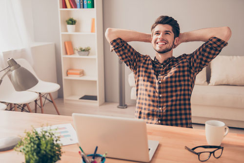 Jovem feliz com a independência financeira