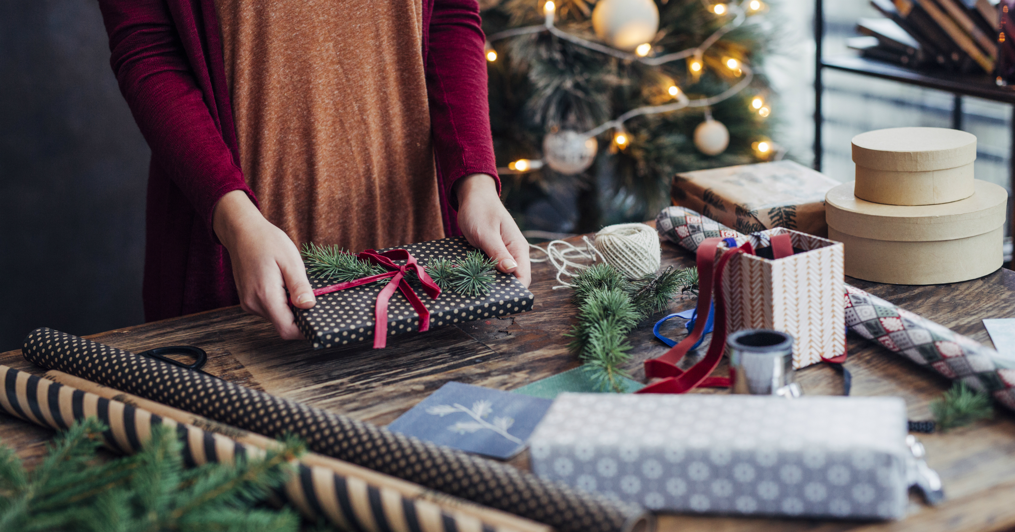 Uma maneira de economizar é criar seus próprios presentes de natal para a família