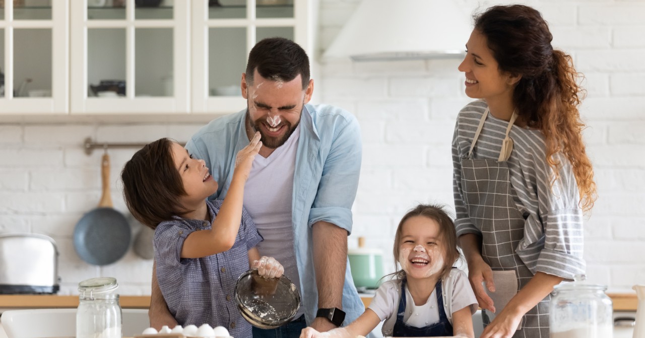 Cozinhar em família é uma das atividades em família para fazer na quarentena