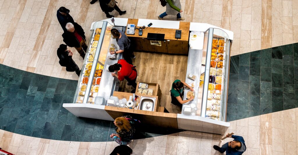 visão aérea de quiosque de comida em shopping, uma das tendências para a economia 2023