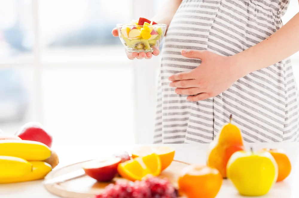 Cuidar da alimentação ajuda a regular o sono na gravidez