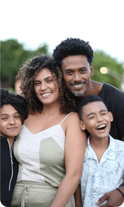 família de quatro pessoas juntas sorrindo