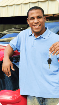 homem sorrindo com a chave do carro na mão