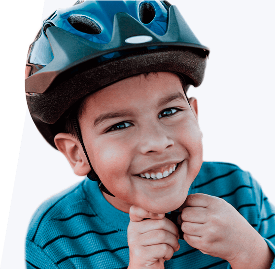 criança sorrindo com capacete de proteção